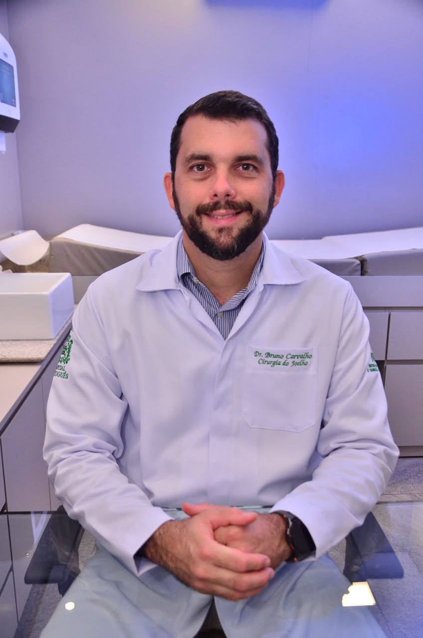 Dr. Bruno Carvalho durante atendimento no consultório
