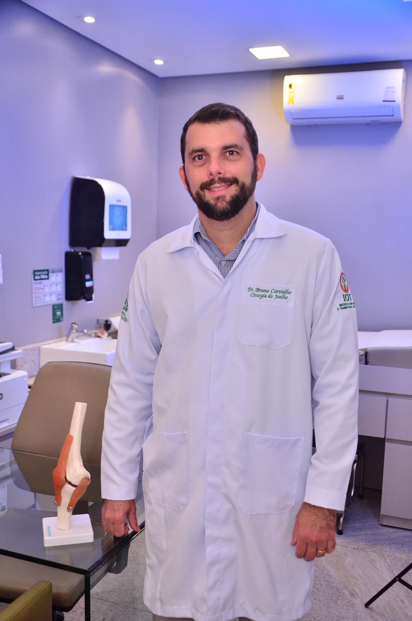 Dr. Bruno Carvalho em seu consultório em Recife