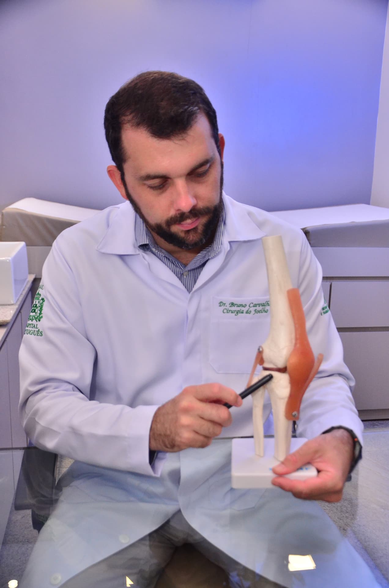 Dr. Bruno Carvalho explicando a anatomia do joelho com modelo anatômico